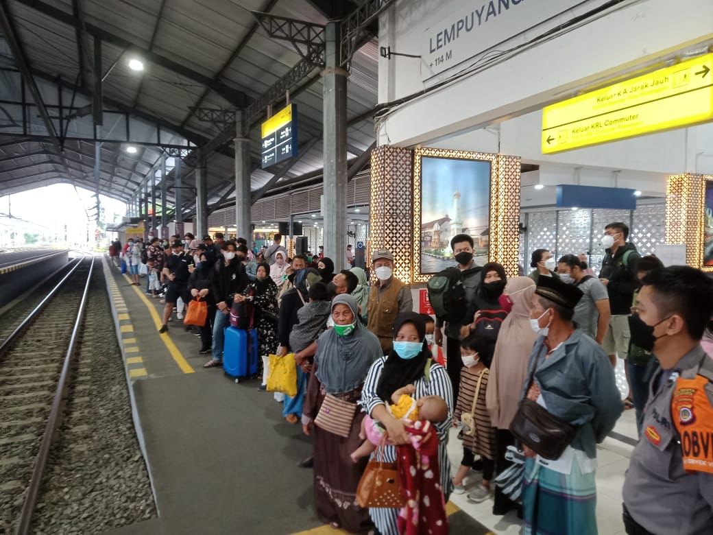MENUNGGU : Penumpang KRL Jogjakarta-Solo menunggu kedatangan kereta di Stasiun Lempuyangan. (ISTIMEWA)