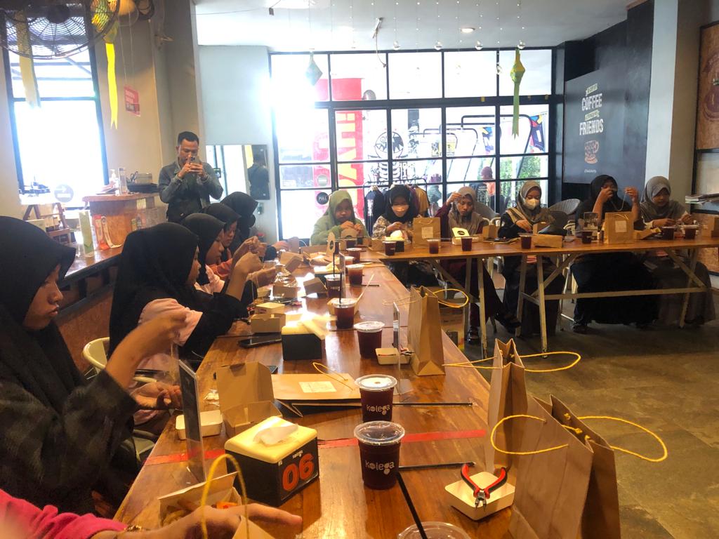 KREATIF : Sukarelawan Srikandi Ganjar Daerah Istimewa Jogjakarta (DIJ) menggelar Workshop Membuat Kalung Hijab di Kedai Kolega, Kecamatan Kotagede, Kota Jogja, Minggu (7/5). (ISTIMEWA)