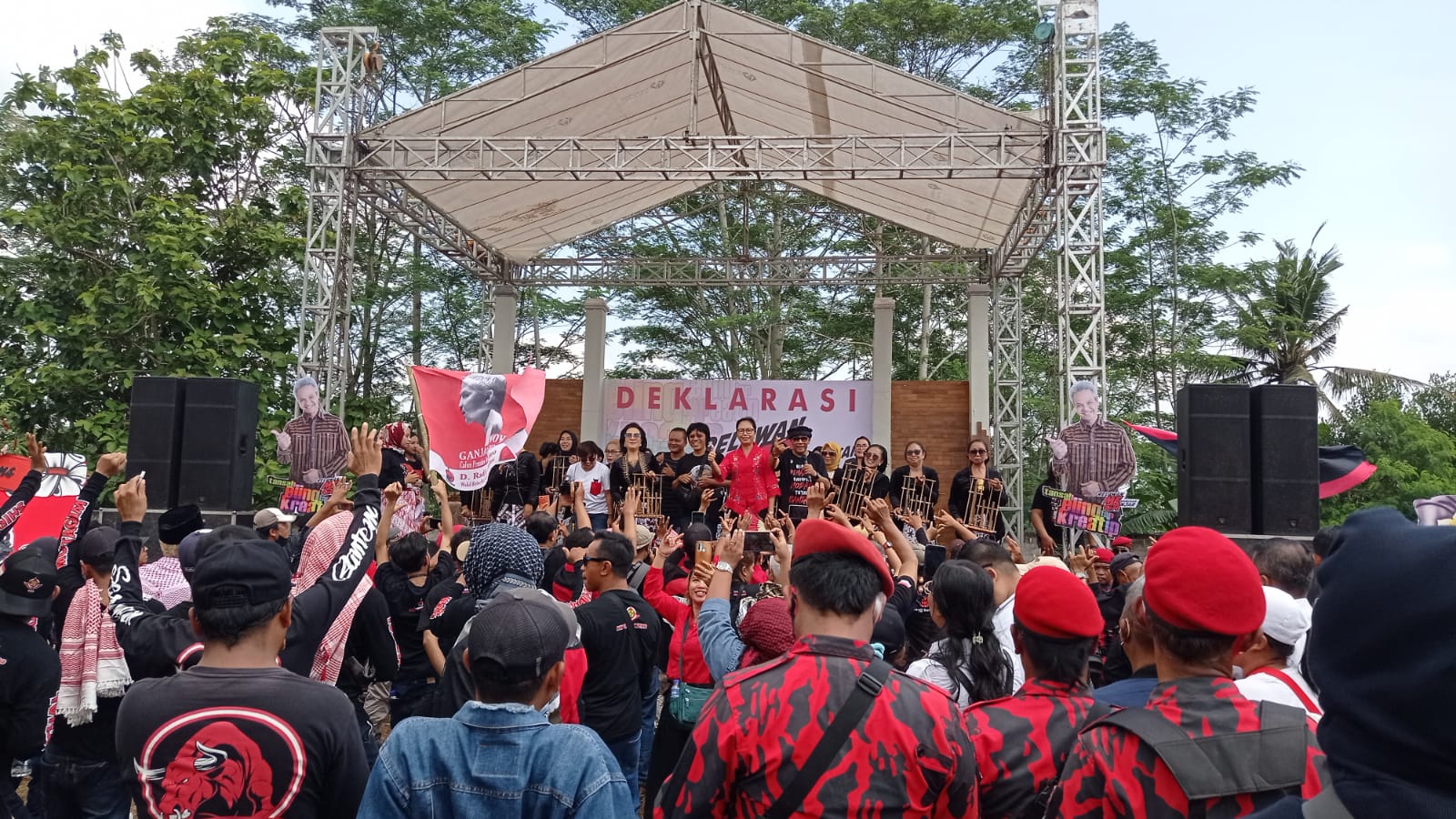 KOMPAK : Deklarasi Relawan Mega di Joglo Cemara Perjuangan Godean, Sleman, Minggu (7/5). (ISTIMEWA)