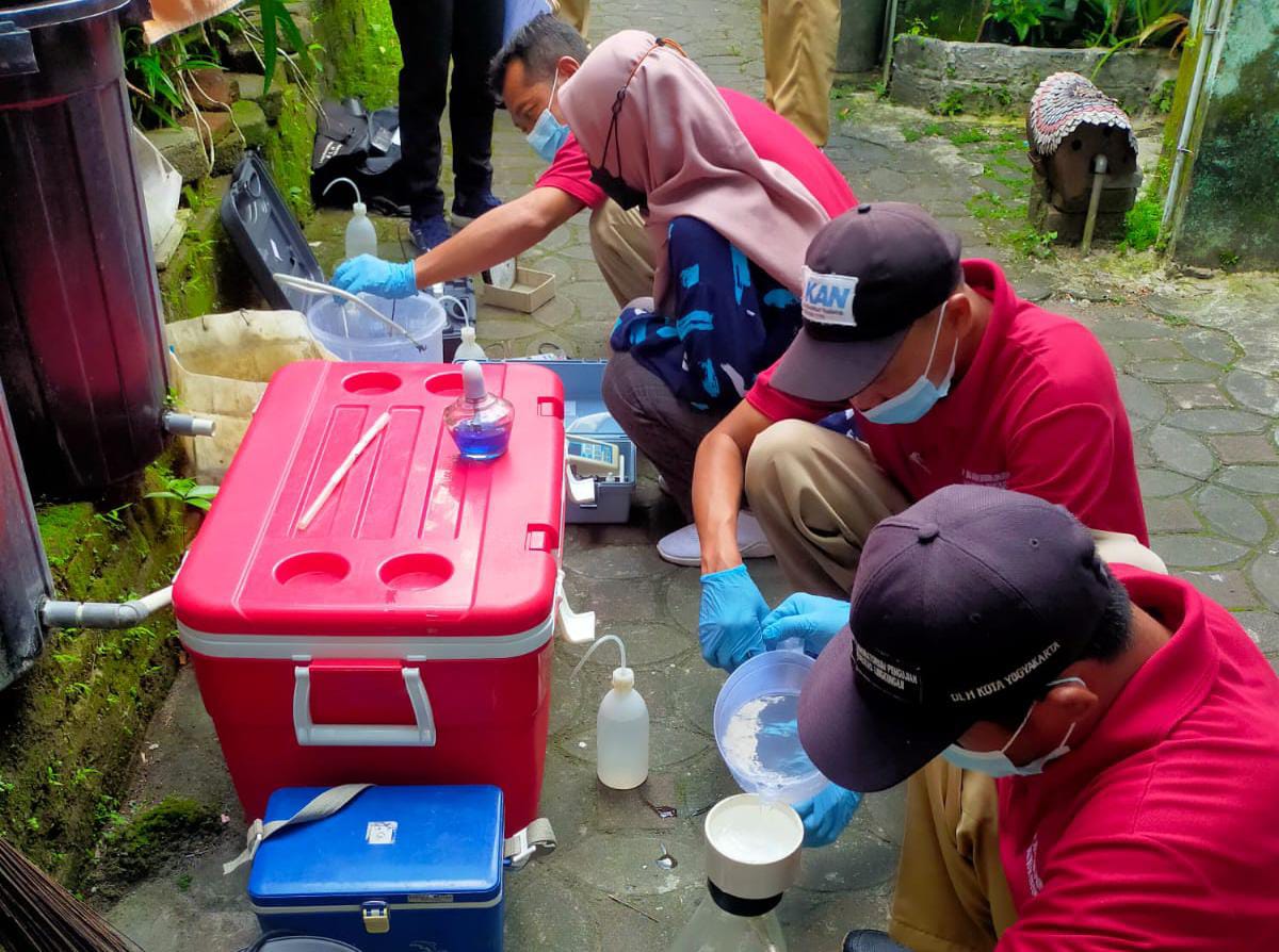 TES : Uji sampel air sumur dilakukan oleh DLH Kota Jogja, Selasa (9/5). (DLH KOTA JOGJA for RADAR JOGJA)