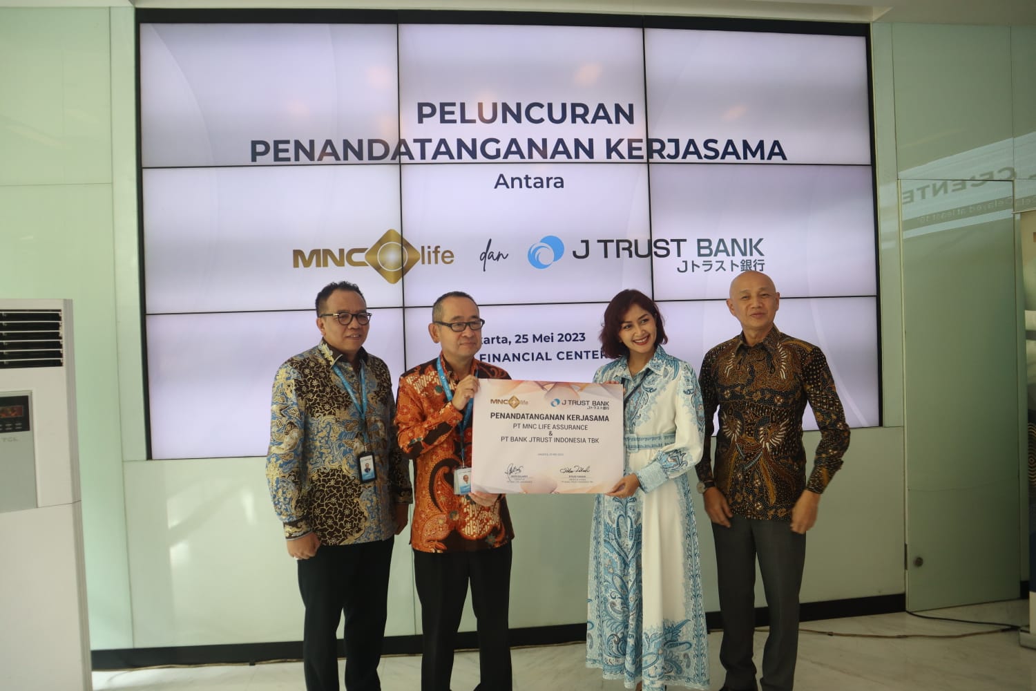 KOLABORASI : PT Bank J Trust Indonesia Tbk (J Trust Bank) melakukan penandatanganan Perjanjian Kerja Sama (PKS) Bancassurance dengan PT MNC Life Assurance (MNC Life) untuk produk asuransi jiwa kredit melalui model bisnis referensi. (ISTIMEWA)