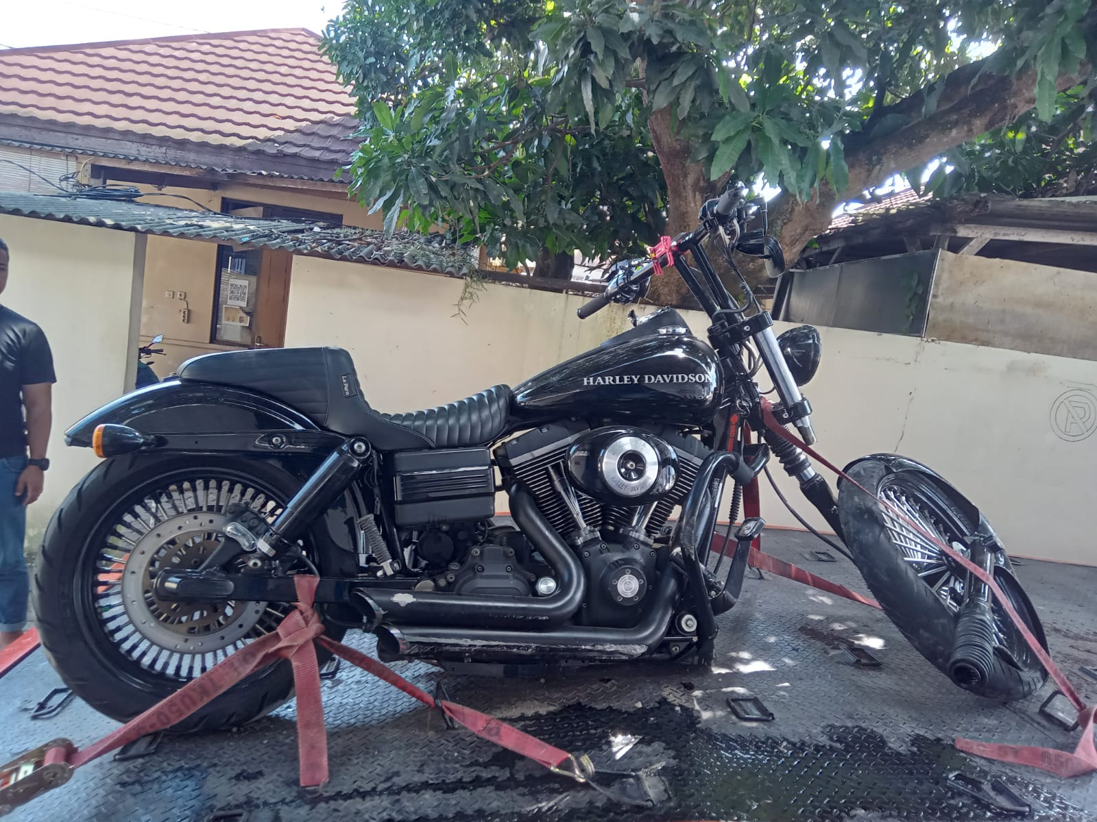 REMUK : Moge yang mengalami kecelakaan di Jalan Srandakan, Pandak, Bantul, Jumat (26/5). (POLRES BANTUL for RADAR JOGJA) 