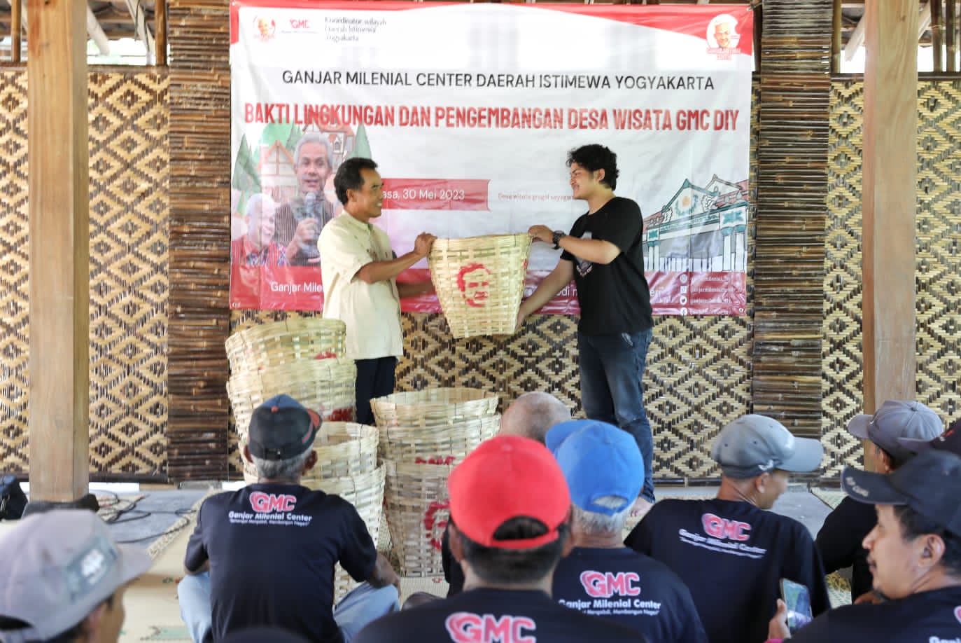 RERESIK : GMC DIY menyasar Desa Wisata Grogol, Kalurahan Margodadi, Kapanewon Seyegan, Kabupaten Sleman, DI Yogyakarta, sebagai aksi bakti lingkungan, Selasa (30/5). (GMC DIY for RADAR JOGJA)