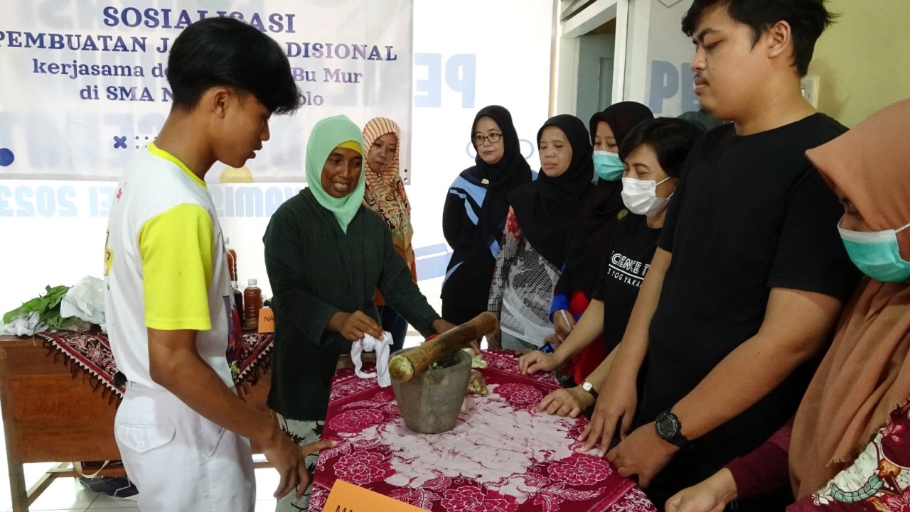 FOKUS : Para siswa SMAN 1 Sentolo sedang mempraktikan membuat jamu tradisional. (HENDRI UTOMO/RADAR JOGJA)