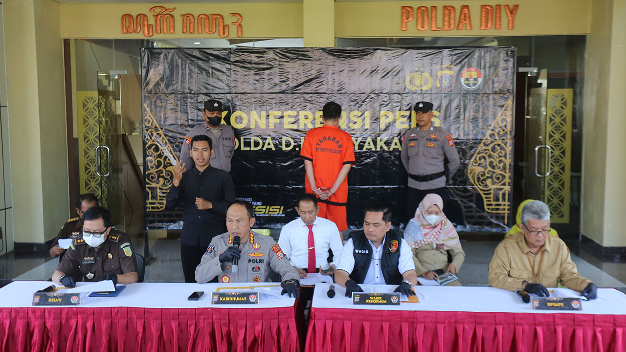 BEJAT: Wadirreskrimum Polda DIJ AKBP Tri Panungko dan Kabid Humas Kombes Pol Nugroho Arianto saat menjelaskan pengungkapan kasus persetubuhan anak di bawah umur dengan tersangka berinisial BM di Mapolda DIJ, kemarin (29/5).(ELANG KHARISMA DEWANGGA/RADAR J