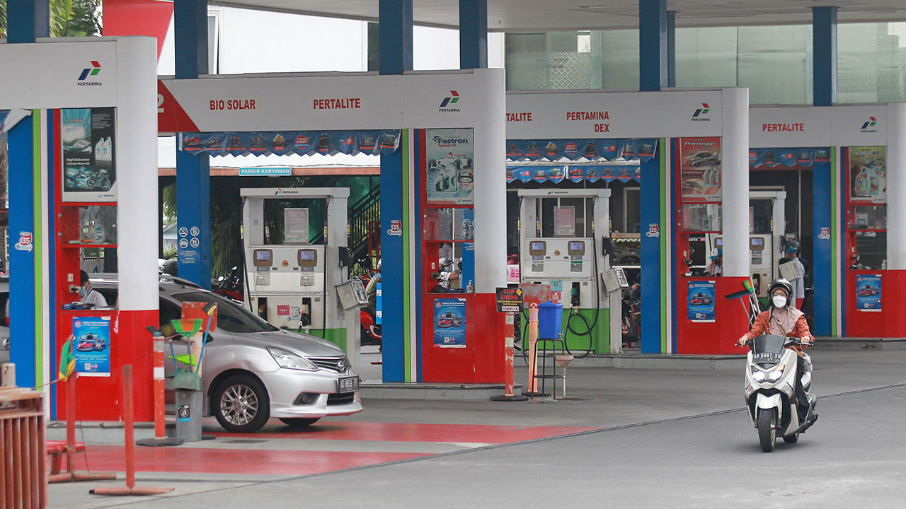 NORMAL: Suasana aktivitas salah satu SPBU di Kota Jogja kemarin (3/5). Selama Ramadan dan Idul Fitri, Pertamina Patra Niaga Regional Jawa Bagian Tengah mencatat ada kenaikan konsumsi BBM di Jateng-DIJ.(GUNTUR AGA TIRTANA/RADAR JOGJA)