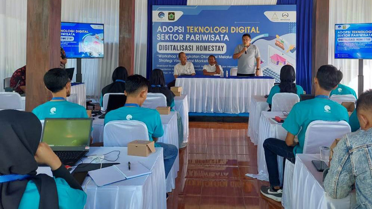 ADOPSI: Pengelola homestay se Kulonprogo mengikuti pelatihan digitalisasi homestay yang diselenggarakan Kemenkominfo RI di Desa Wisata Segajih, Kalurahan Hargotirto, Kapanewon Kokap, Kulonprogo, kemarin.(HENDRI UTOMO/RADAR JOGJA)