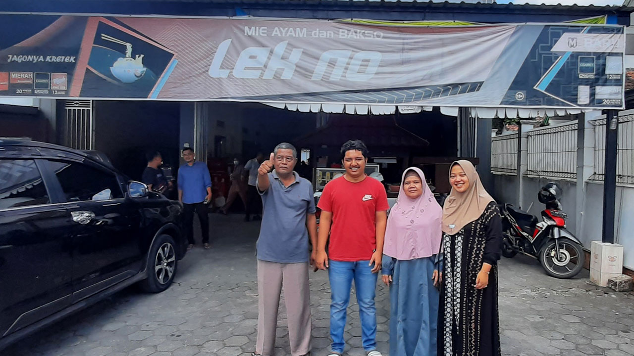 BAHAGIA - Suparno berpose dengan keluarga besar di depan rumah usaha Jalan Baron tepatnya Padukuhan Seneng, Kalurahan Siraman, Kapanewon Wonosari kemarin (31/5).(GUNAWAN/RADAR JOGJA)