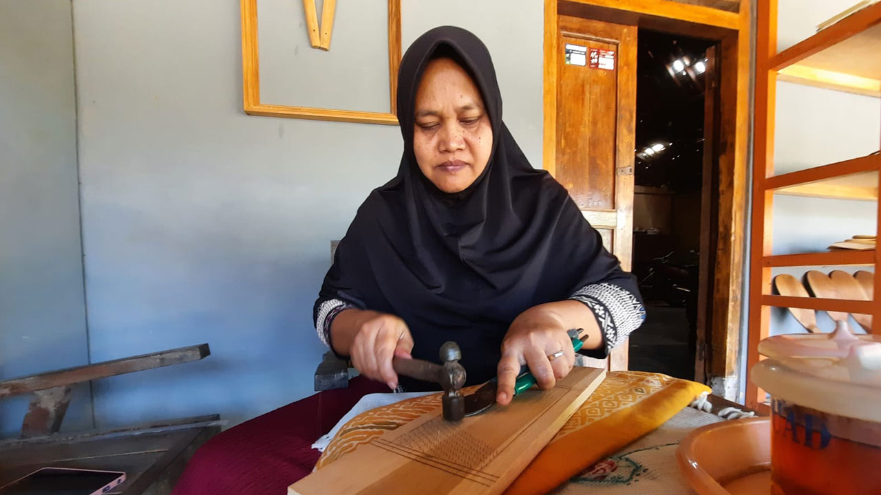 PRODUKTIF - Anggota Kelompok Kerajinan Lestari Budaya Siwur, Sukarmi nampak hati-hati membuat kerajinan alat dapur tradisional di rumahnya Padukuhan Mojosari, Kalurahan Kedungpoh, Kapanewon Nglipar.(GUNAWAN/RADAR JOGJA)