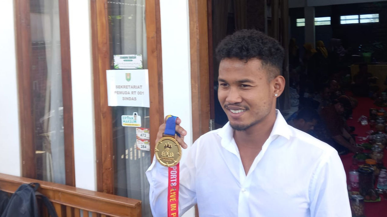 PULANG: Amiruddin Bagas Kaffa saat memamerkan medali emas yang didapat usai menjuarai ajang SEA Games.(Naila Nihayah/Radar Jogja)