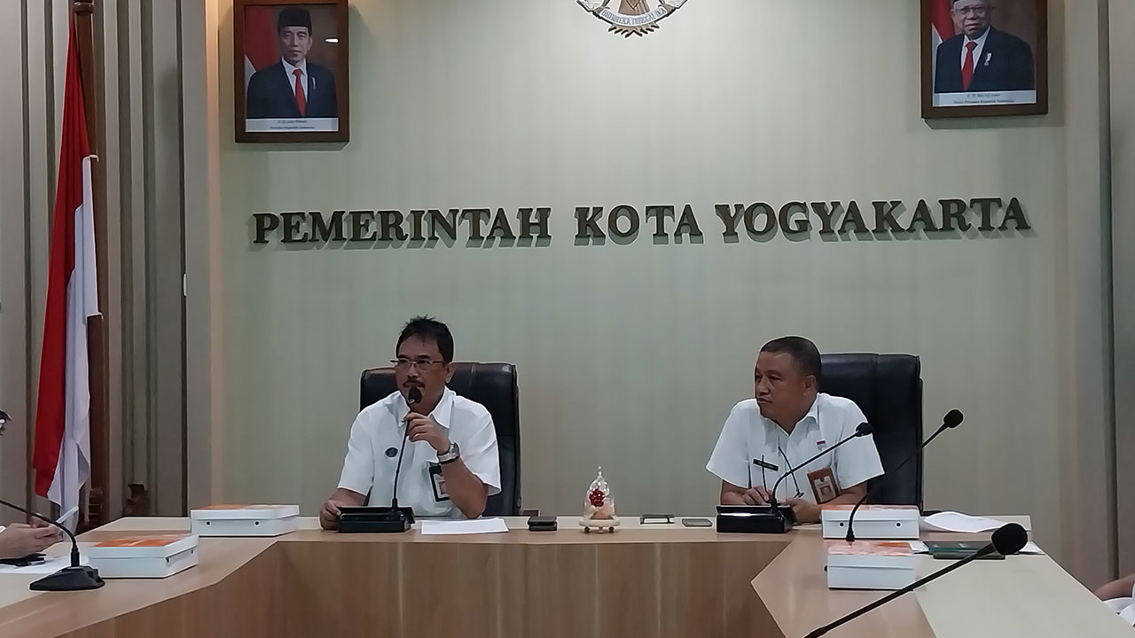 AGENDA: Asisten Administrasi Umum Sekretariat Daerah Kota Jogja Kris Sarjono Sutejo saat memberikan keterangan kepada media tentang rangkaian acara menyemerakkan HUT ke-76 Pemkot Kota Jogja, kemarin (31/5).(Wulan Yanuarwati/Radar Jogja)