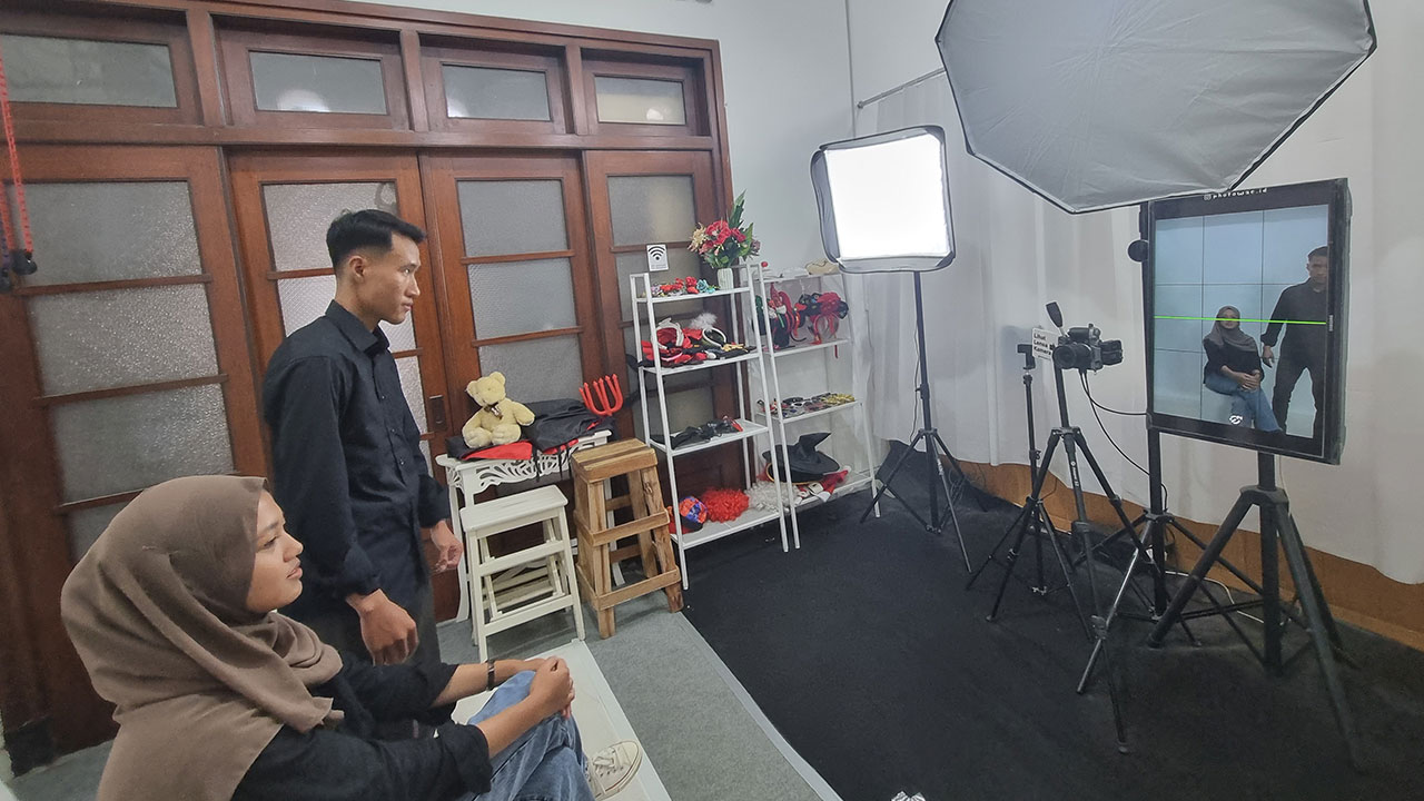 PELAYANAN MANDIRI: Pengunjung saat akan berfoto sendiri tanpa bantuan fotografer di self photo studio di kawasan Gowongan, Jetis kemarin (24/5).(Fahmi Fahriza/Radar Jogja )