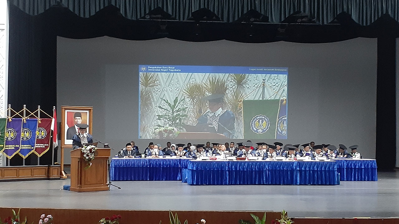 Ada lima belas guru besar yang dilantik oleh UNY di Performance Hall pada hari Sabtu (6/5) kemarin.(RIZKY WAHYU/RADAR JOGJA)