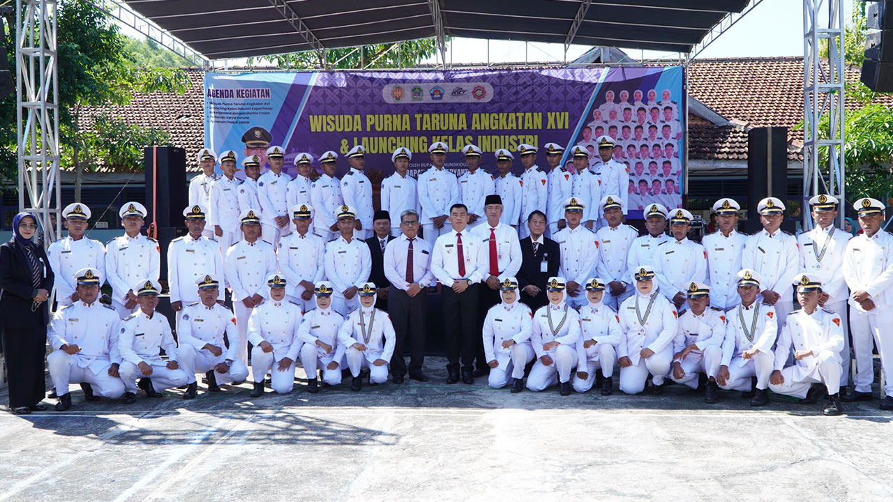 KERJA SAMA: SMK N 1 Tanjungsari menggandeng lembaga pelatihan kapal pesiar dengan melaunching Kelas Industri Senin (22/5). Dalam kesempatan itu, juga digelar wisuda siswa angkatan VXIII.(DOKUMENTASI HUMAS PEMKAB GUNUNGKIDUL)