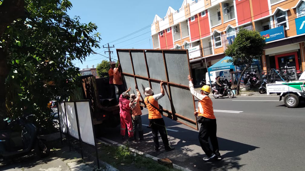 TINDAK TEGAS: Petugas Satpol PP Bantul saat melakukan pembongkaran baliho dan reklame di Jalan Kusumanegara, Jomblangan, Banguntapan, Bantul kemarin (24/5).(DOKUMENTASI SATPOL PP BANTUL )