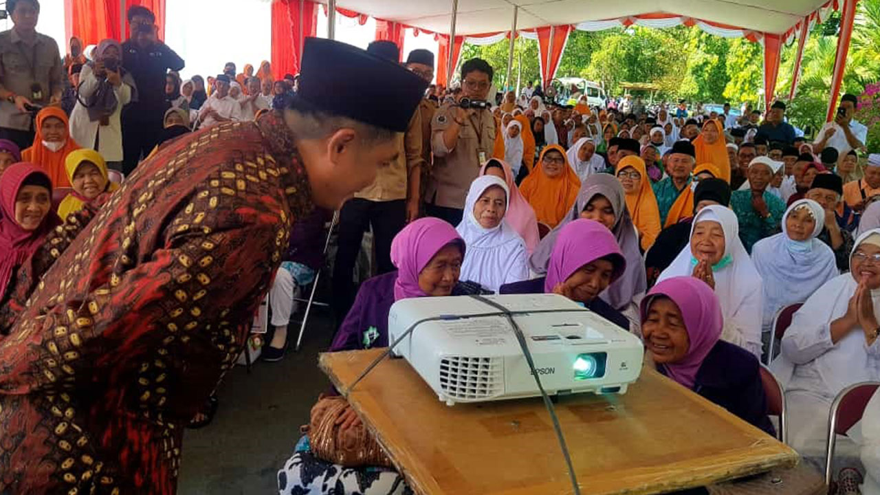 BERANGKAT HAJI: Bupati Magelang Zaenal Arifin didampingi petugas haji daerah saat melepas calon jemaah haji (CJH) Kabupaten Magelang Tahun 2023.(Naila Nihayah/Radar Jogja)