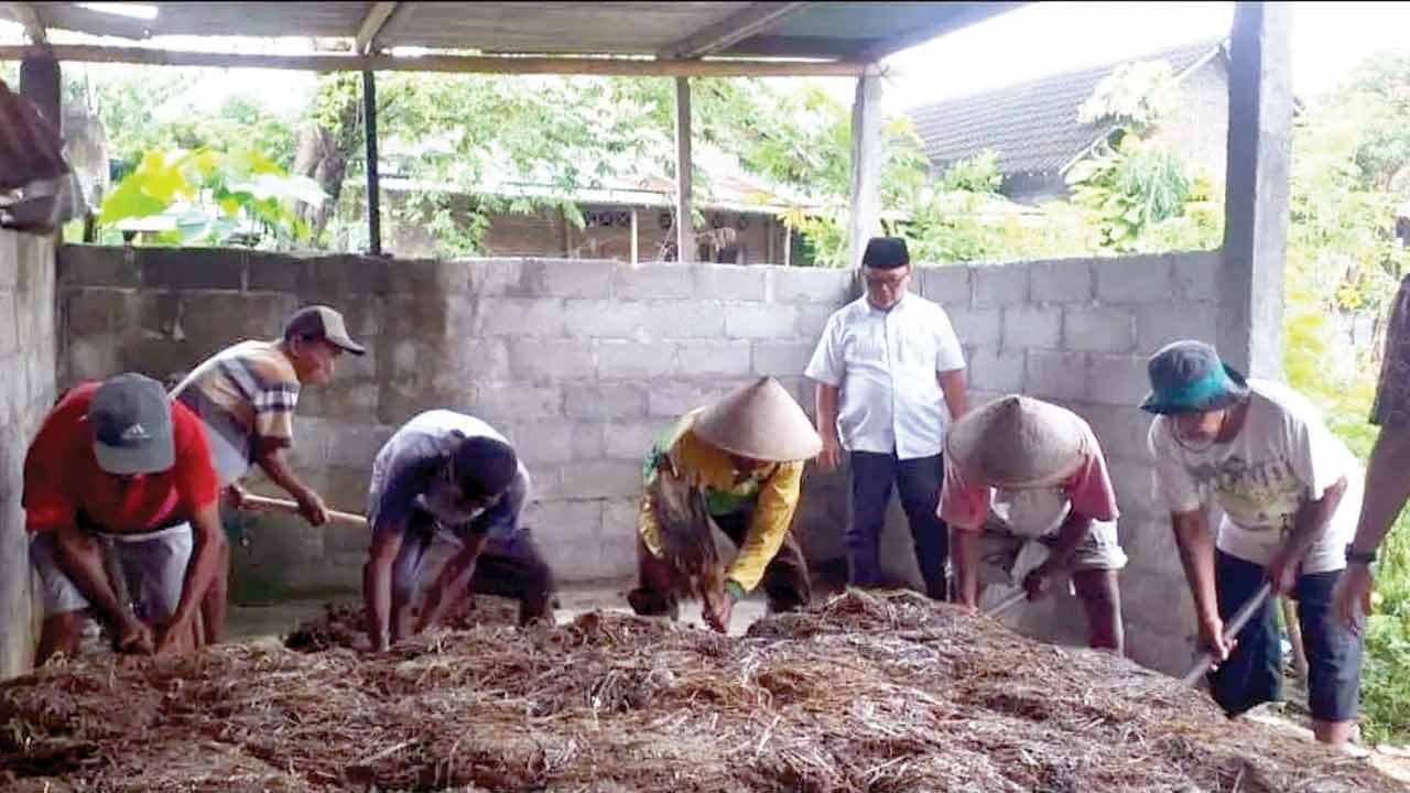 BERKOMITMEN: Aryunadi (kemeja putih) melihat dari dekat proses pembuatan pupuk organik yang diinisiasi klomtan. (Istimewa)