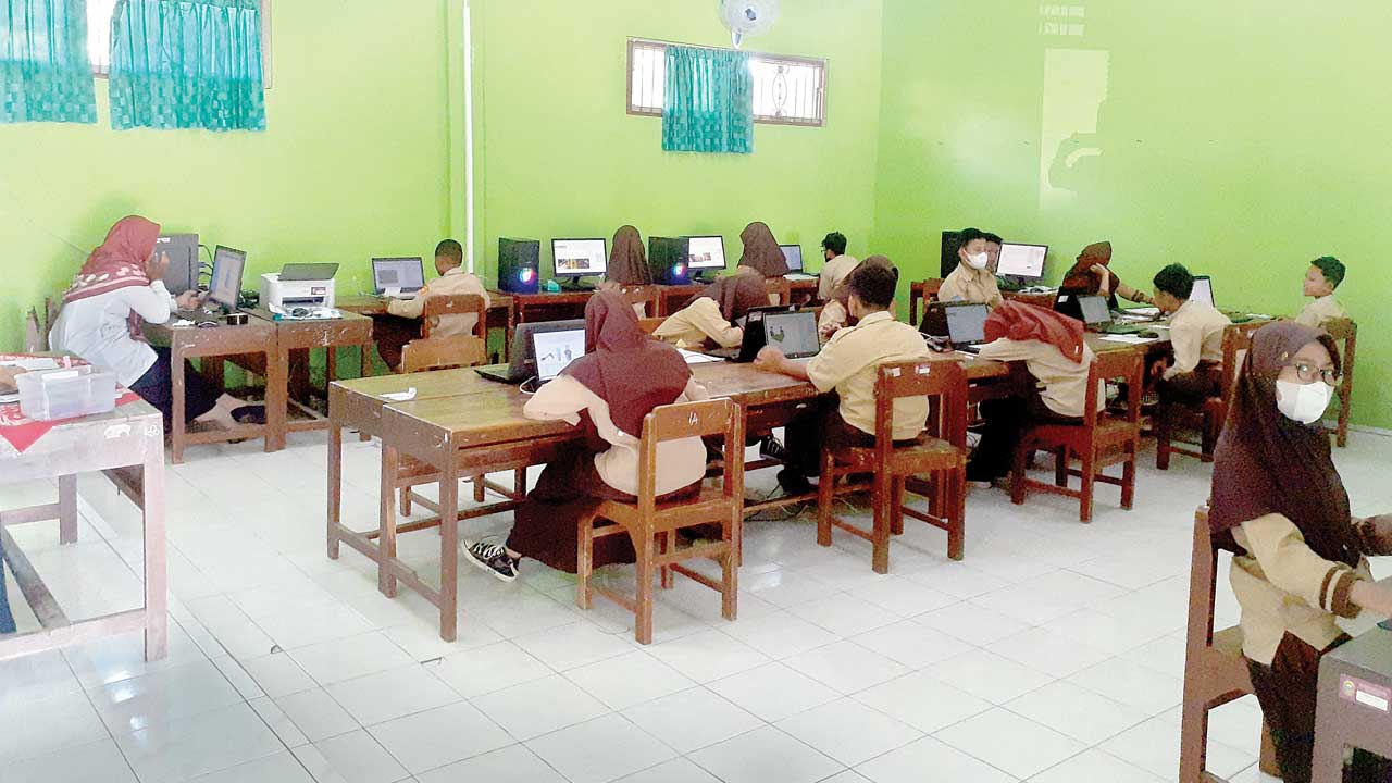 TEKUN: Para siswa di salah satu sekolah dasar sedang melaksanakan ASPD. (RIZKY WAHYU/RADAR JOGJA)