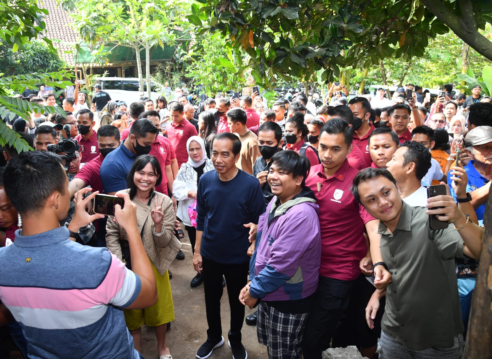SENANG : Pengunjung Kopi Klotok Pakem tengah mengantri untuk berswafoto bersama Presiden Joko Widodo, Sabtu (3/6). (Rusman - Biro Pers Sekretariat Presiden)