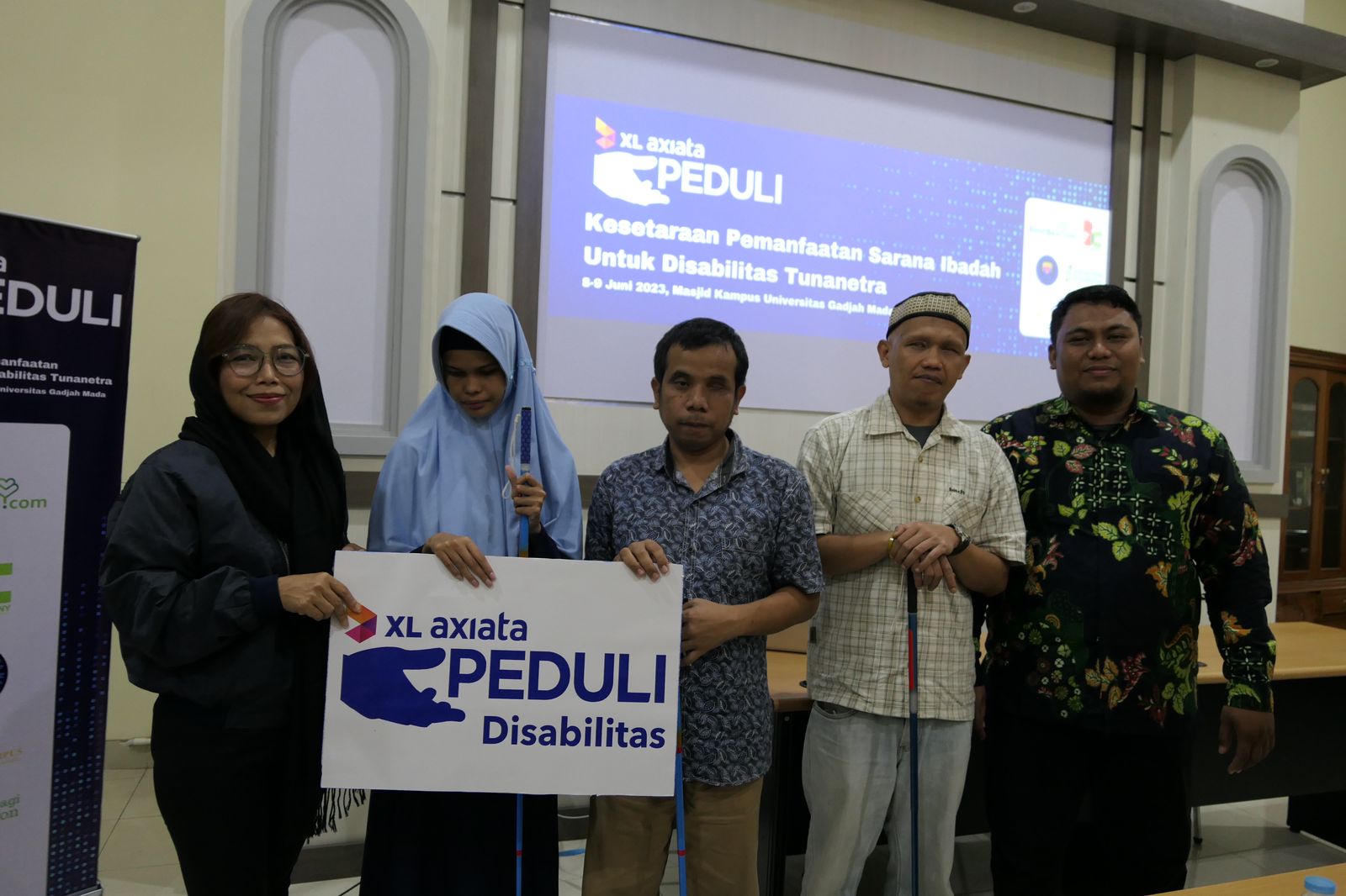 SIMULTAN: Head of Sales XL Axiata area DIY, Yudith Sabrina (kanan), Fasilitator Literasi Digital Bloggercrony, Dosen Multimedia, sekaligus COO Kausamesta, Akbar Muhibar (kiri), berbincang bersama para disabilitas yang berasal dari Komunitas Tunanetra Indo