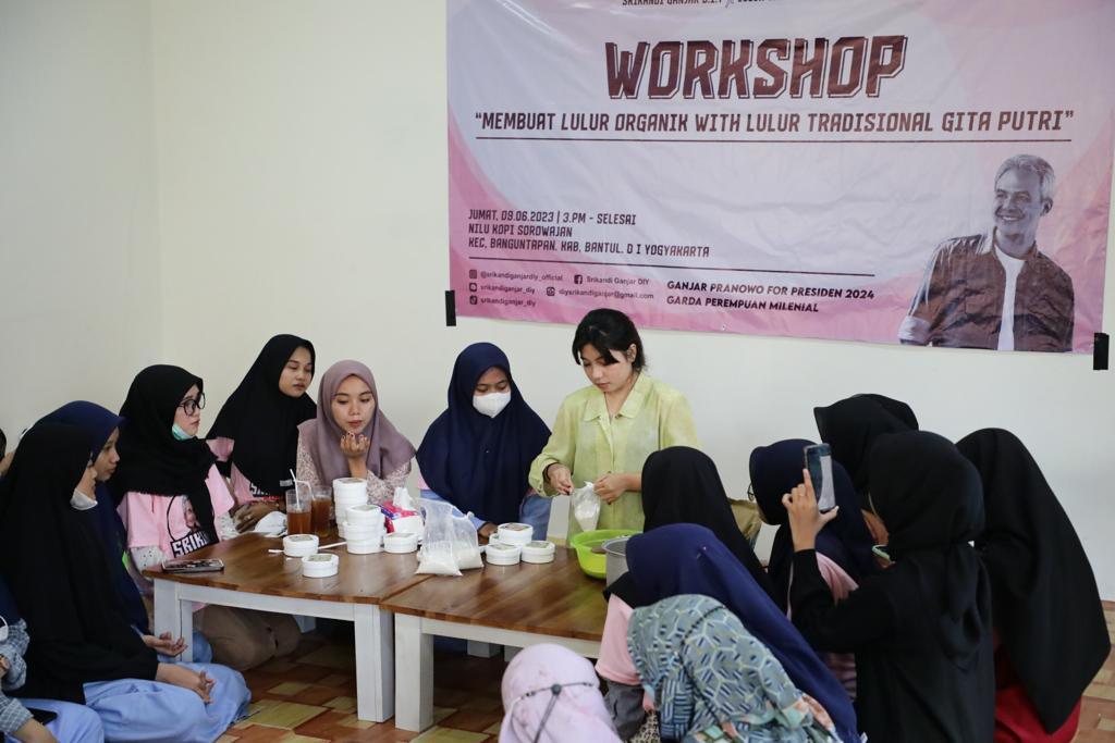 BElAJAR : Sukarelawan Srikandi Ganjar Daerah Istimewa Yogyakarta (DIY) menggelar workshop dan pelatihan pembuatan lulur organik di Banguntapan, Bantul, Jumat (9/6). (SRIKANDI GANJAR DIY for RADAR JOGJA)