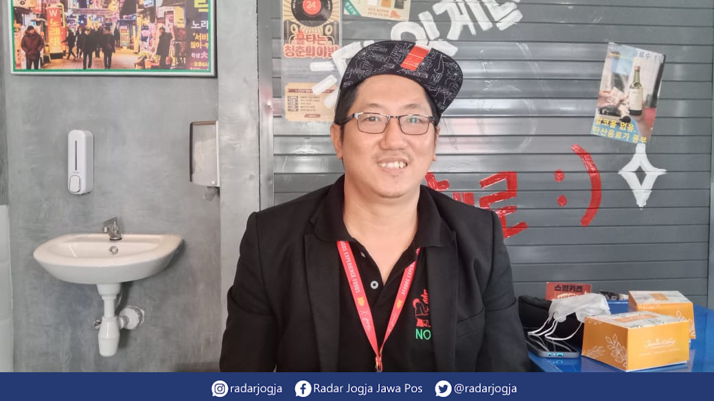 SOSOK : Hendrik Lie saat ditemui di salah satu outlet kuliner Korea di Jalan Kaliurang Kilometer 7,8, Kamis (1/6). (ANNISSA KARIN/RADAR JOGJA)