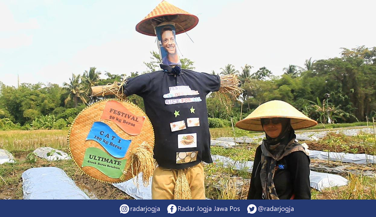 UNIK : Upi, seorang warga Banyurejo turut serta dalam lomba menghias orang-orangan sawah pada gelaran Festival Van Der Wijck, Jumat (2/6). (ANNISSA KARIN/RADAR JOGJA)