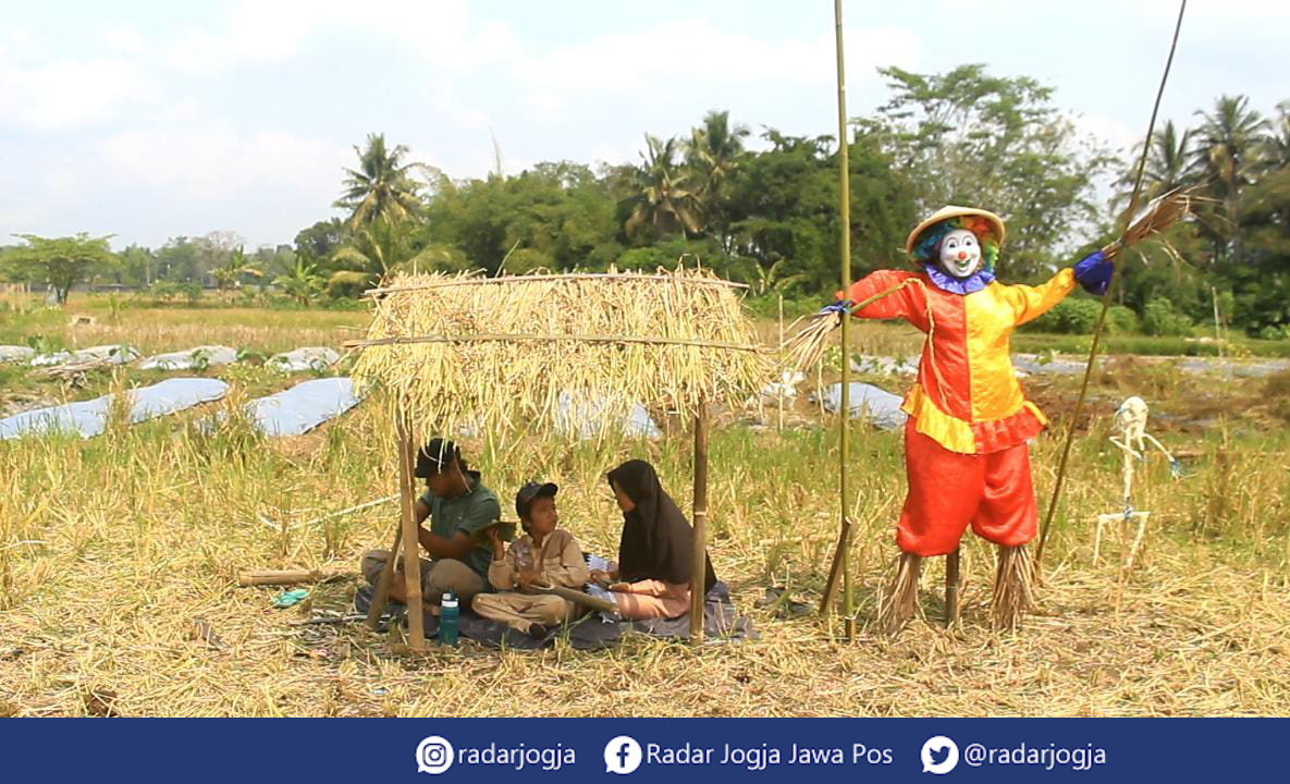 KREATIF : Orang-orangan sawah yang dibuat oleh Rinto, 38 pada gelaran Festival Van Der Wijck di Dusun Tangisan, Banyurejo, Tempel, Sleman, Jumat (2/6). (ANNISSA KARIN/RADAR JOGJA)
