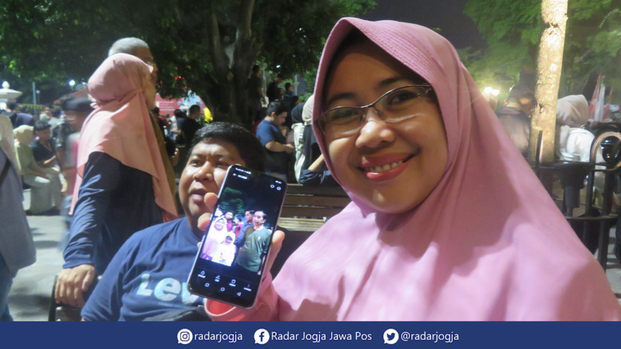 INI LHO : Wisatawan asal Tangerang Pupah menunjukkan hasil Swafoto bersama Presiden Joko Widodo di Malioboro, Sabtu malam (3/6). (DWI AGUS/RADAR JOGJA)