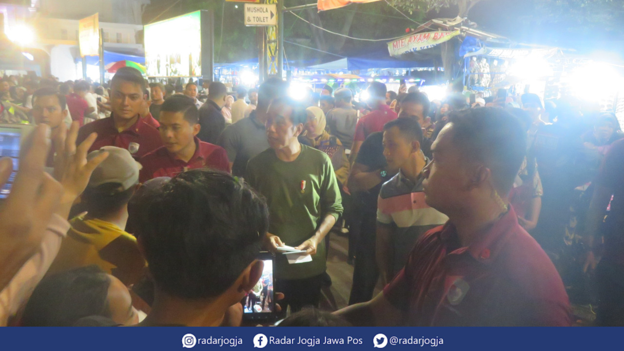 REZEKI : Presiden Jokowi kembali membagikan amplop kepada pedagang asongan Malioboro, Sabtu malam (3/6). (DWI AGUS/RADAR JOGJA)