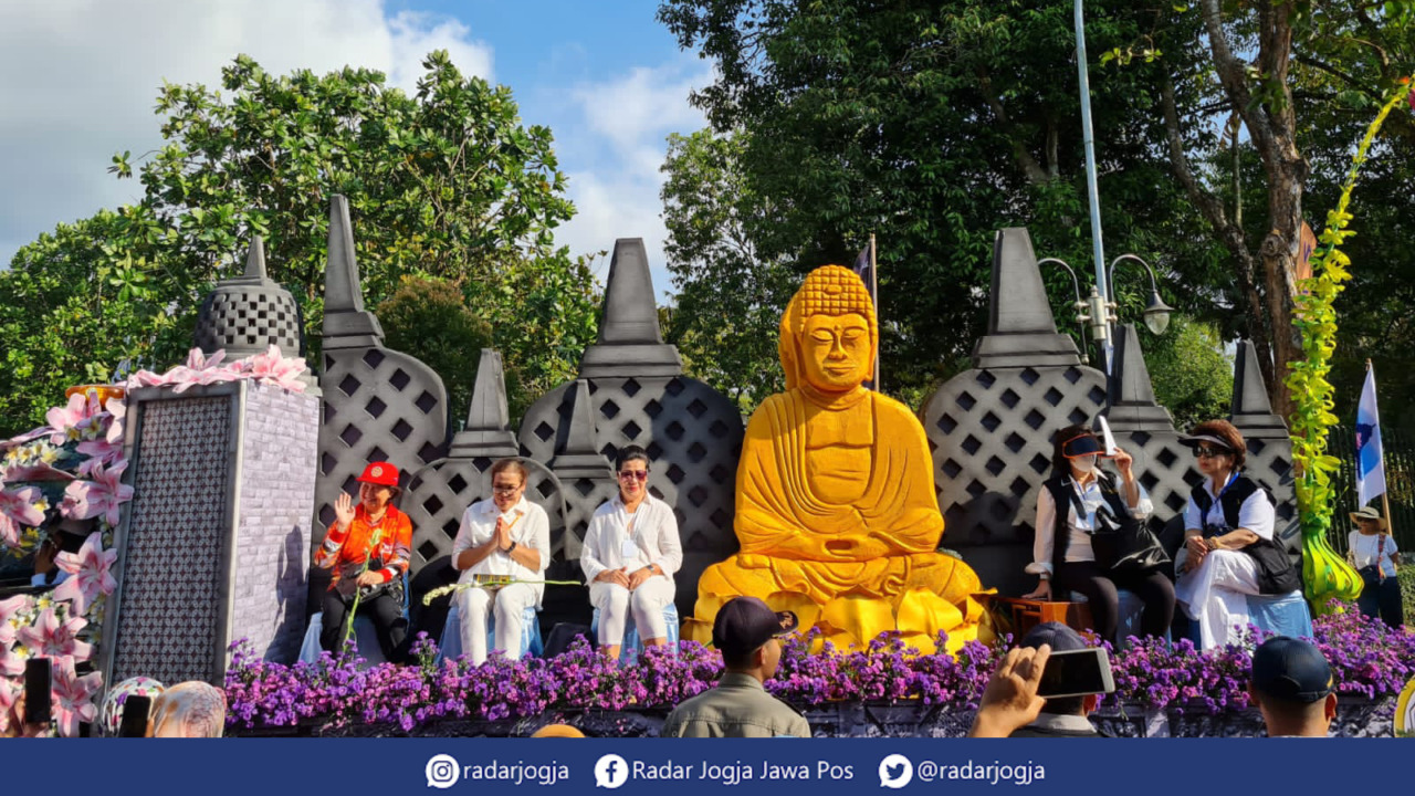 MERIAH: Kirab perayaan Tri Suci Waisak 2567 BE mendapat sambutan positif dari warga setempat. Hal itu terbukti dengan banyaknya warga yang memadati sepanjang jalan menuju Candi Borobudur. (NAILA NIHAYAH/RADAR JOGJA)