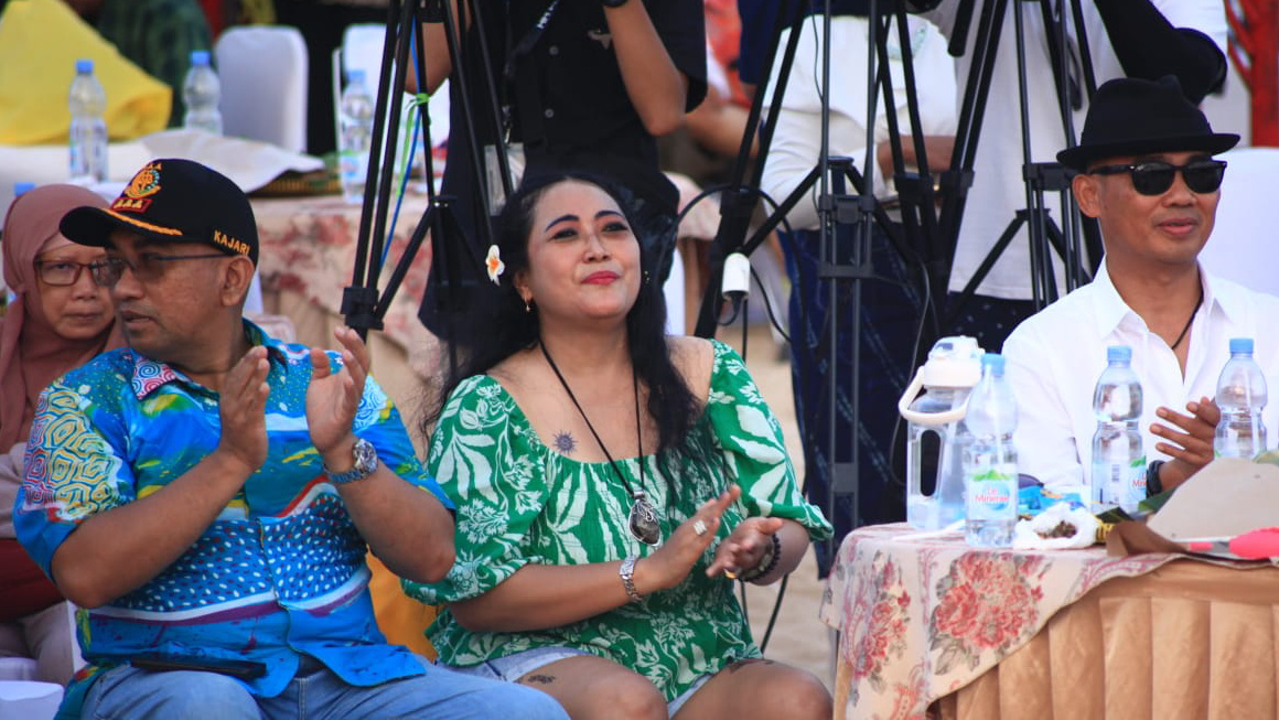 INI LHO - Foto dan tato Ketua DPRD Gunungkidul yang jadi perbincangan di media sosial saat menghadiri acara Gunungkidul Batik Fashion Beach di Pantai Sepanjang, Kemadang, Tanjungsari Sabtu (3/6). (ISTIMEWA)