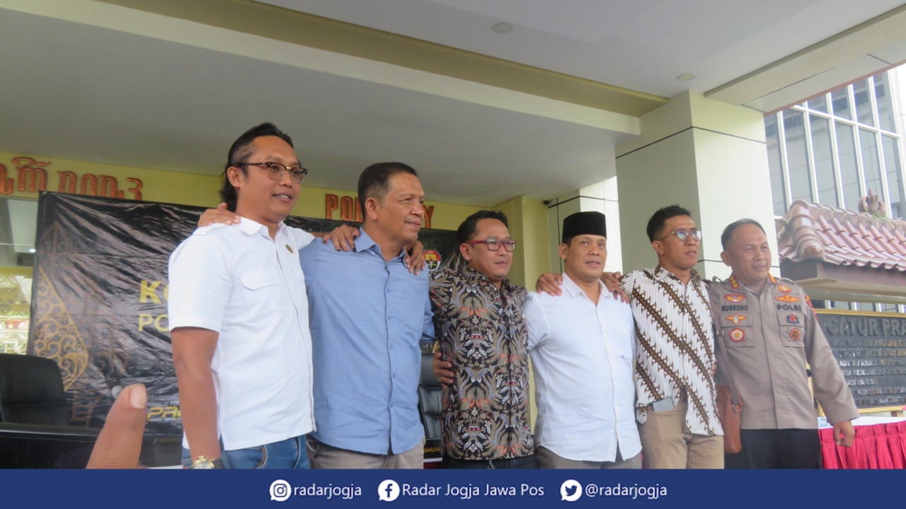 SEDULUR : Para sesepuh PSHT dan Brajamusti berikrar damai di Mapolda DIJ, Senin (5/6). (DWI AGUS/RADAR JOGJA)