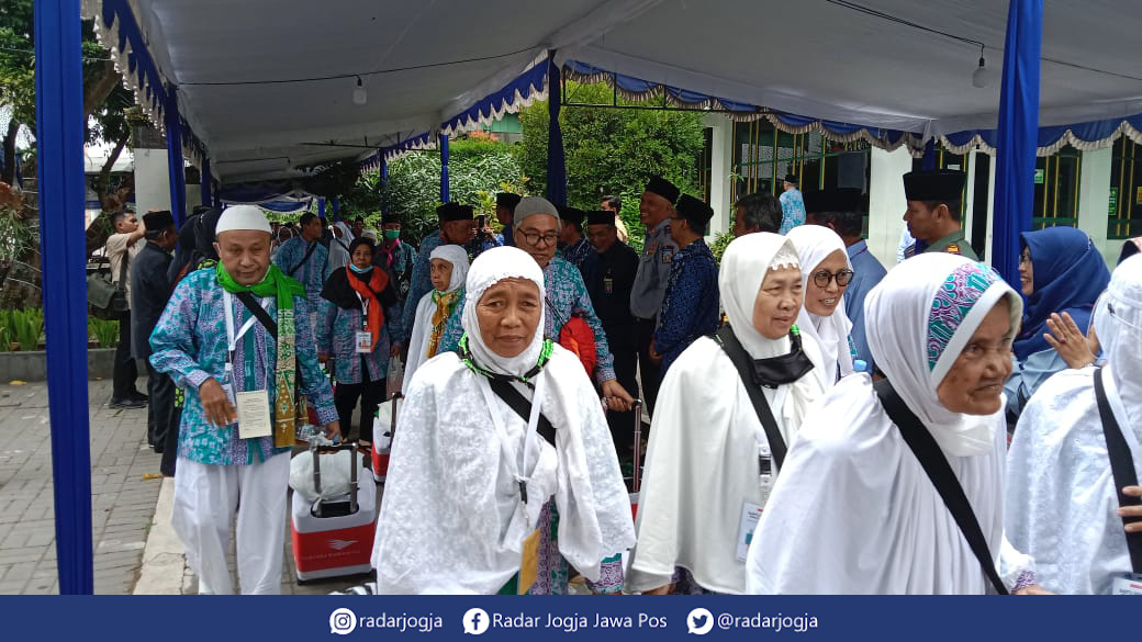 BISMILLAH : Keberangkatan calon jamaah haji dari Masjid Agung Sleman, Selasa (6/6). (ANNISSA KARIN/RADAR JOGJA)