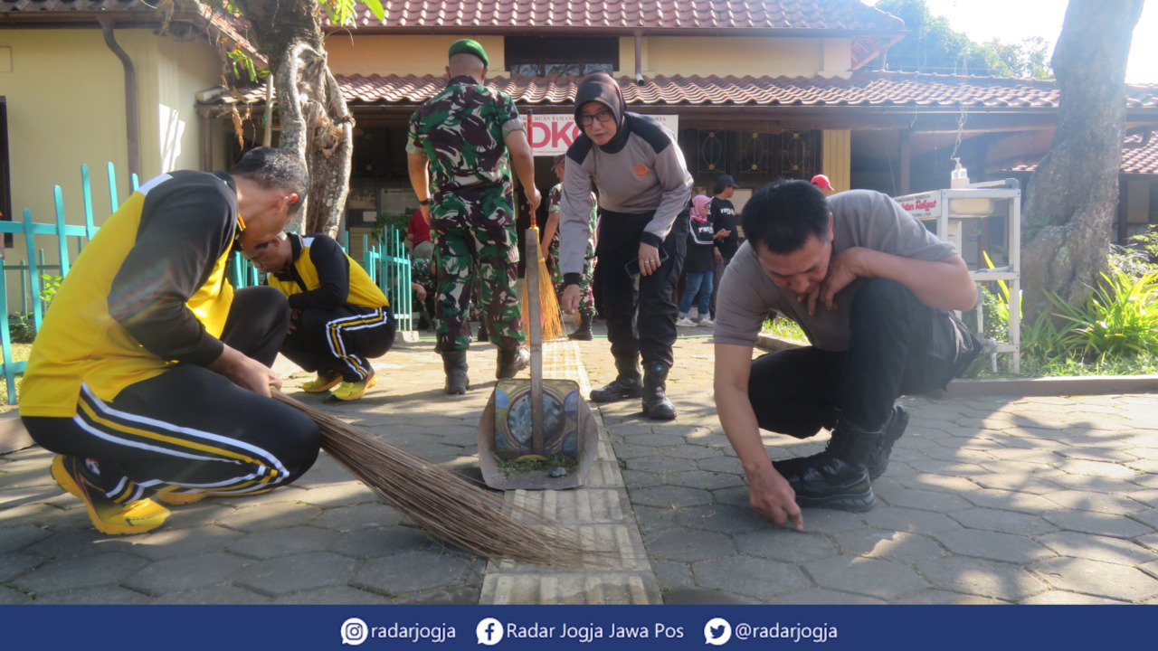 GUYUB : Polda Daerah Istimewa Jogjakarta (DIJ) bersama TNI dan masyarakat melakukan kerja bakti di lingkungan Tamansiswa Jogjakarta, Jumat (9/6). (DWI AGUS/RADAR JOGJA)