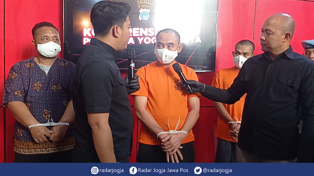 NGAKU : Seorang oknum wartawan online asal Lampung berinisial M alias Muis, 42, menjadi otak aksi ganjal ATM di Jogjakarta bersama kedua rekannya, S alias Adam dan JA. (DWI AGUS/RADAR JOGJA)