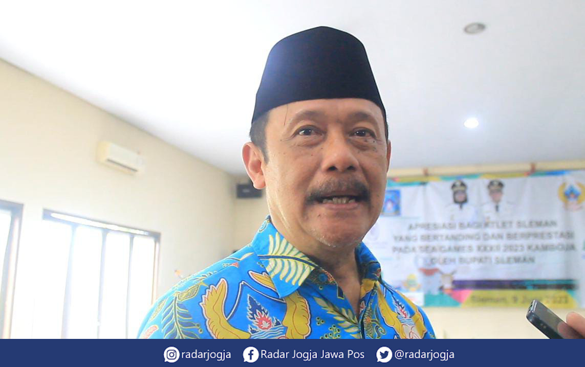 SOSOK : Ketua Umum KONI Sleman Joko Hastaryo saat ditemui di salah satu resto saat memberikan apresiasi bagi atlet Sleman yang berlaga pada Sea Games 2023, Jumat (9/6). (ANNISSA KARIN/RADAR JOGJA)