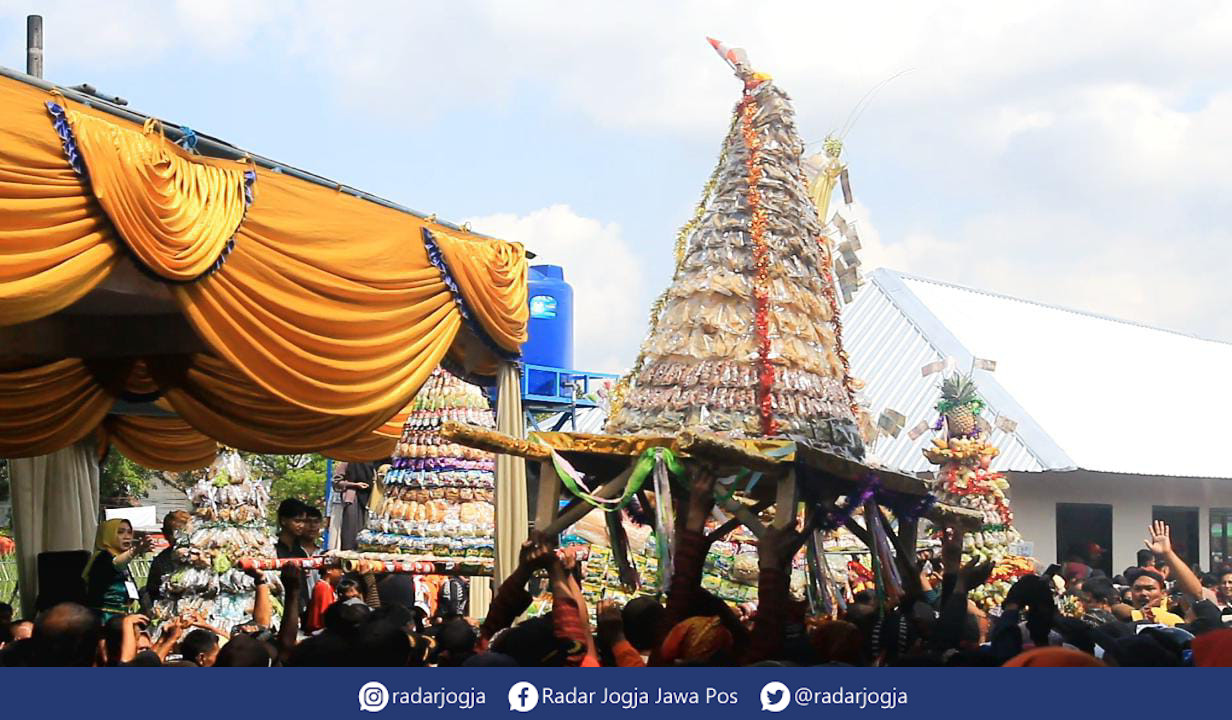BERKAH : Ratusan warga berebut gunungan di Pasar Relokasi Sidoluhur, Sabtu (10/6). (ANNISSA KARIN/RADAR JOGJA)