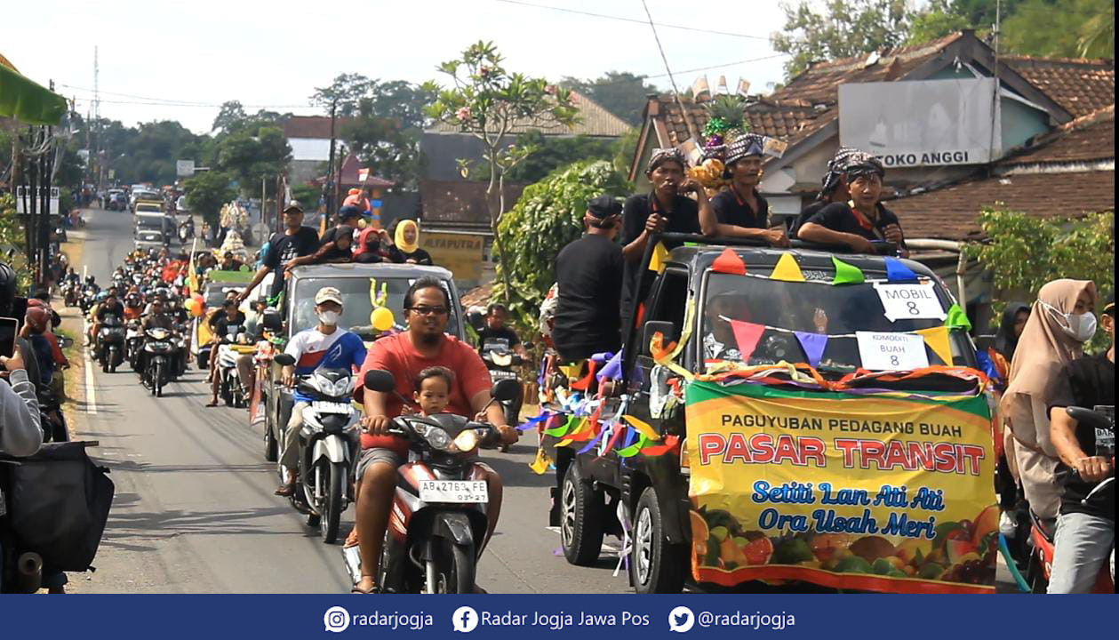 MERIAH : Iring-iringan mobil pedagang Pasar Godean menuju Pasar Relokasi Berjo, Sidoluhur, Sabtu (10/6). (ANNISSA KARIN/RADAR JOGJA)