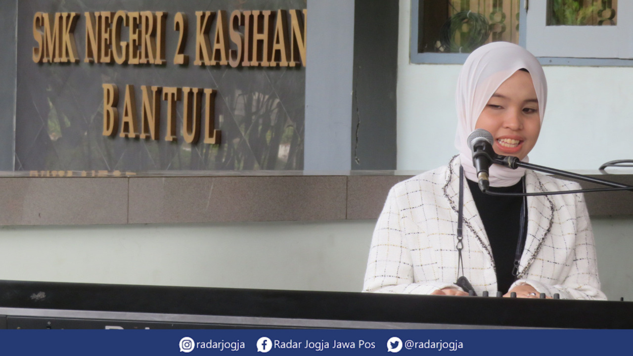APIK : Putri Ariani membawakan lagu Lonelyness saat ditemui di SMM Jogjakarta, Minggu pagi (11/6).(DWI AGUS/RADAR JOGJA)