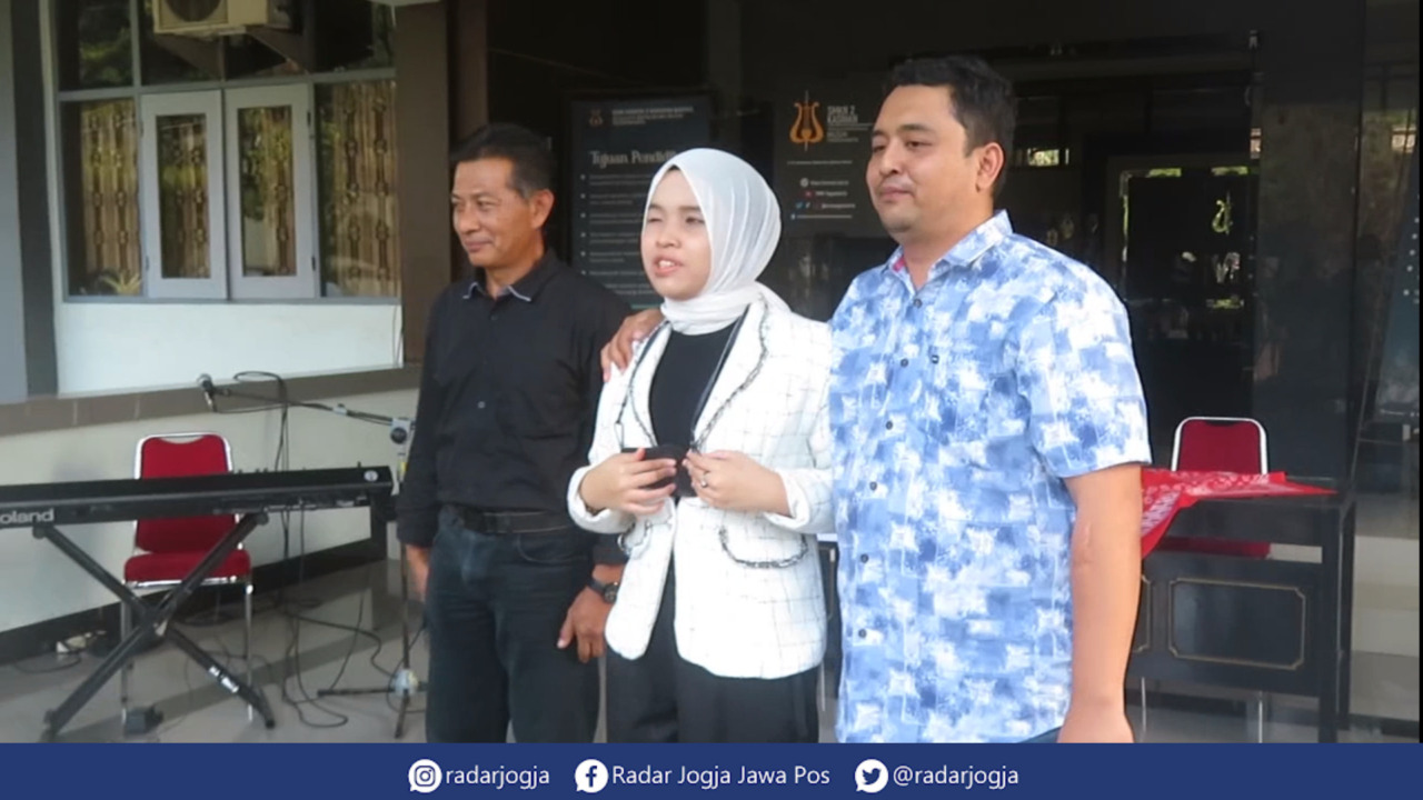 SEMANGAT : Kepala SMM Jogjakarta Agus Suranto (kemeja hitam) dan ayah Putri Ariani, Ismawan Kurnianto (kemeja putih biru), saat mendampingi Putri Ariani di SMM Jogjakarta, Minggu (11/6). (DWI AGUS/RADAR JOGJA)