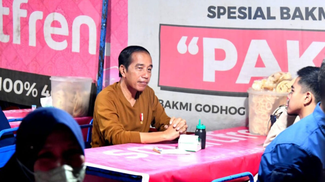 NGIRAS: Presiden Joko Widodo saat menikmati kuliner bakmi legendaris