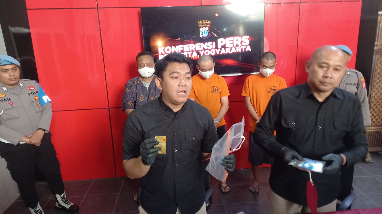PURA-PURA TOLONG KORBAN: Tiga pelaku pencurian dengan modus ganjal ATM saat dihadirkan di hadapan media di Mapolresta Jogja, (9/6).(Khairul Ma
