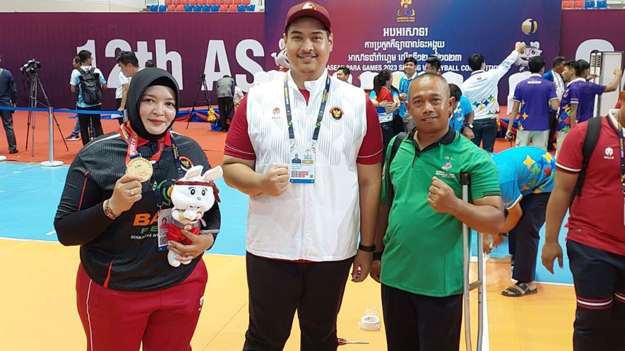 EMAS: Ketua Umum NPC DIJ Hariyanto (kanan), paralimpian DIJ cabor voli duduk Sudartatik (kiri) dan Menpora Dito Ariotedjo foto bersama di Morodok Techo Sports Complex, Phnom Penh, Kamboja.(NPC DIJ UNTUK RADAR JOGJA)
