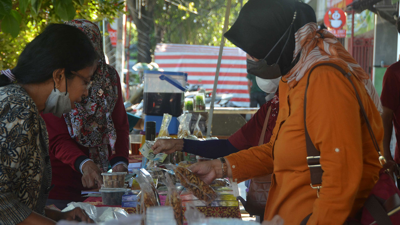 TRANSAKSI : Kegiatan Pasar UMKM Danurejo yang diadakan Kemantren Danurejan kemarin (9/6).(Dok Humas Pemkot Jogja)
