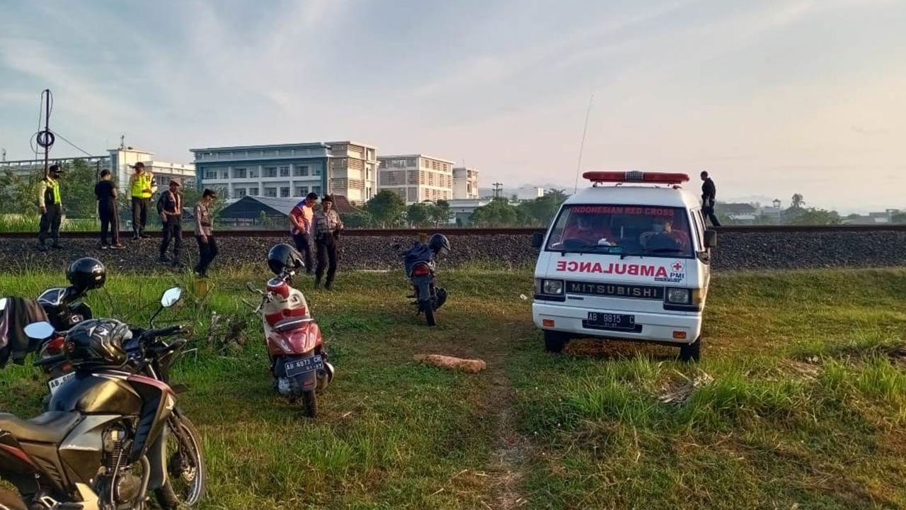 NAHAS: Polisi dan Tim Medis mengevakuasi jasad korban laka KA di perlintasan KA tanpa palang pintu belakang Gedung Kesenian tepatnya di pedukuhan Dipen, Kapanewon Wates.(DOKPOL KP)