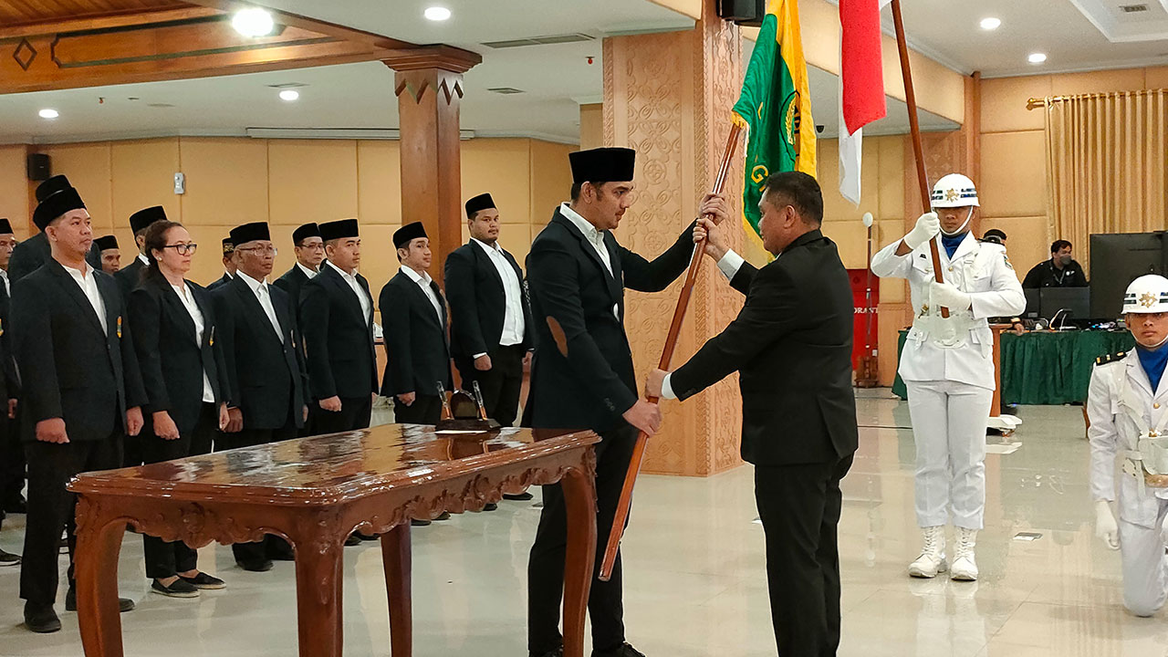 AMANAH: Sekjen PP PBSI M Fadil Imran (kanan) saat melantik kepengurusan Pengda PBSIJ DIJ 2022-2026 yang diketuai KPH Yudanegara, kemarin (4/5).(DOKUMENTASI KONI DIJ)