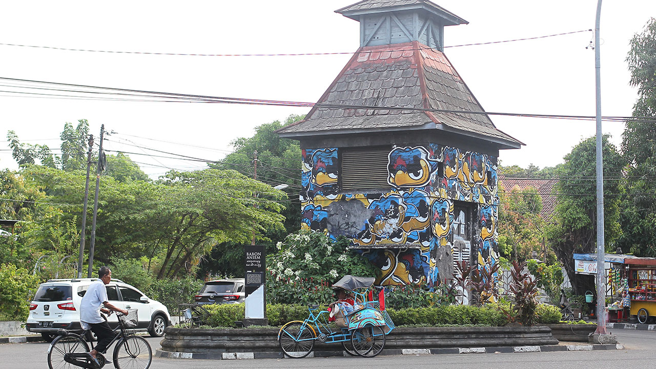 BANGUNAN KHAS: Pengguna jalan melintas di dekat Babon Aniem kawasan Kotabaru, Kota Jogja, (7/6). Destinasi wisata Jogja tak hanya Malioboro saja. Namun masih banyak tempat lain yang bisa dikembangkan, salah satunya kawasan Kotabaru.(Guntur Aga Tirtana/RAD