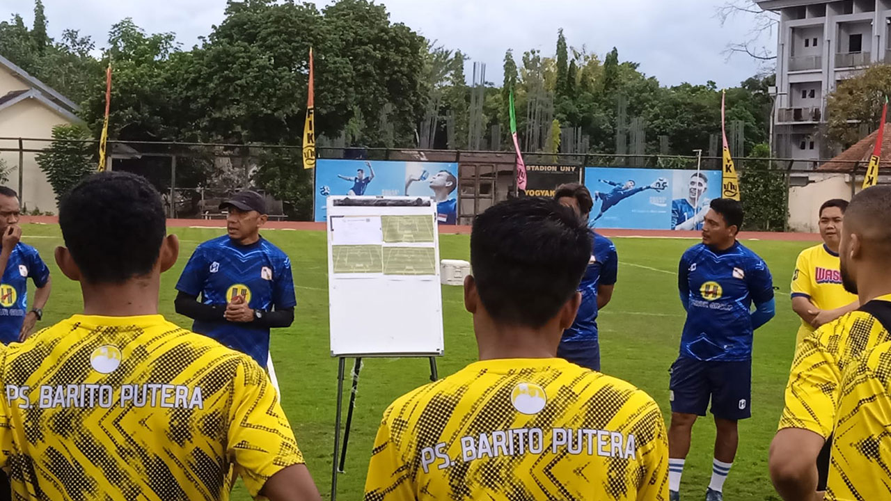 INSTRUKSI: Pelatih PS Barito Putera Rahmad Darmawan memimpin latihan timnya di Lapangan Universitas Negeri Yogyakarta (UNY),(6/7).(MIFTAHUDIN/RADAR JOGJA)