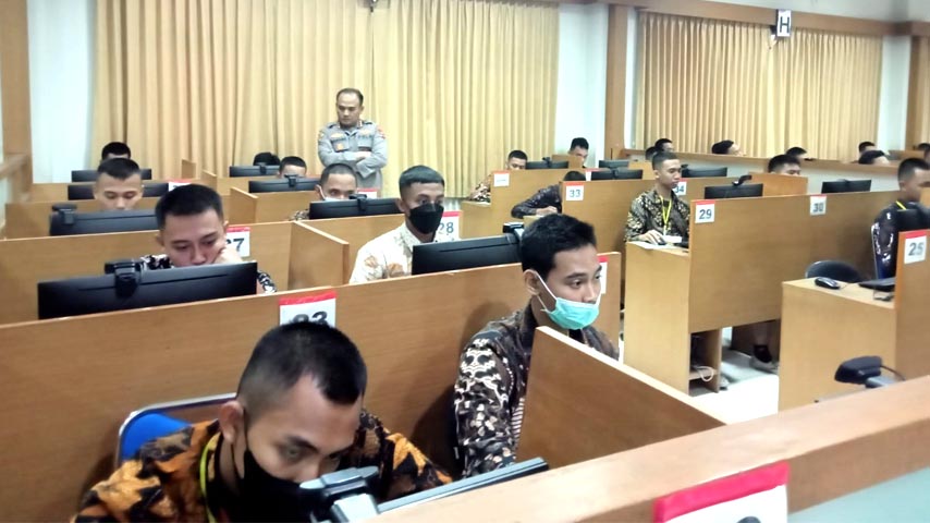 Polisi Sedang melaksanakan tes CAT di UPT TIK UNY. (RIZKY WAHYU/RADAR JOGJA)